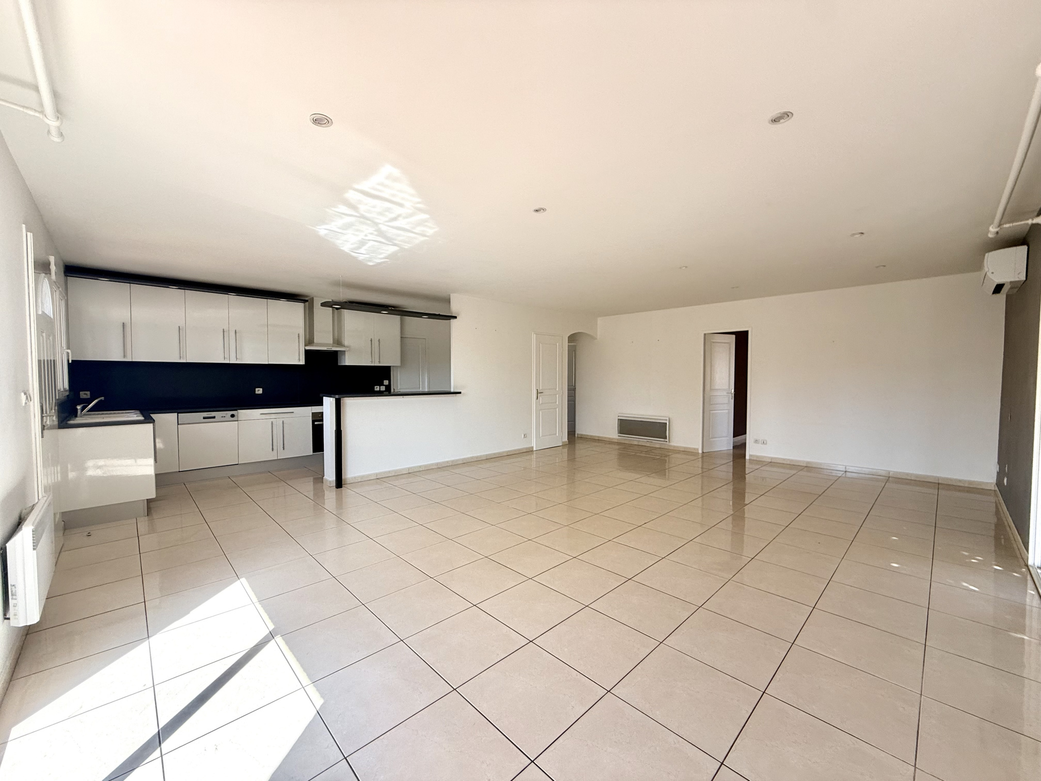 Vente villa plain pied 3 faces de type et garage, 66300 Tro